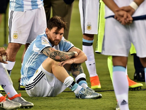 Lionel Messi tung tuyen bo chia tay DT Argentina nam 2016.