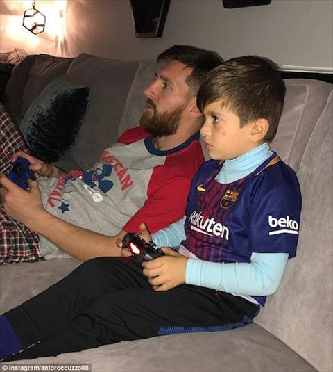 Messi hop luc cung con trai thang tran El Clasico hinh anh