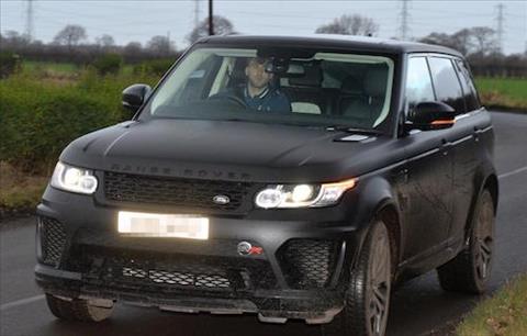 Luke Shaw lái xe đâm dúi dụi vào xế sang của đồng đội