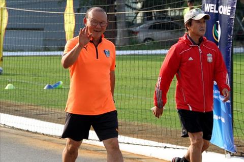 HLV Park Hang Seo và trợ lý bất ngờ 'xem giò' các cầu thủ U19 Việt Nam