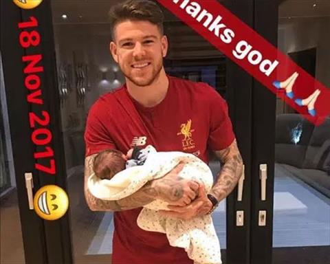 HLV Liverpool xin lỗi bạn gái học trò