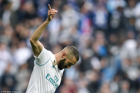 Cung voi Cristiano Ronaldo, Benzema cung danh dau su tro lai.