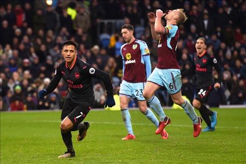 Bại tướng mỉa mai Arsenal: “Khi khó, đã có penalty!