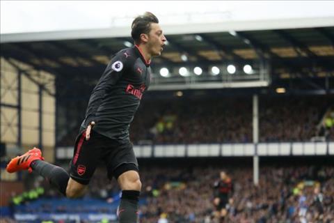 Chelsea bat ngo vuot mat MU o thuong vu Ozil hinh anh