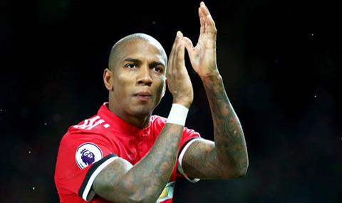 Tien ve Ashley Young muon ky hop dong dai han voi MU hinh anh 2