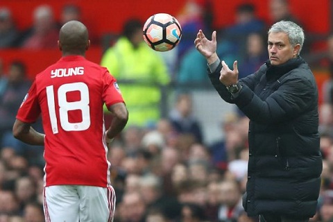 Jose Mourinho và ước muốn cho Young trẻ lại