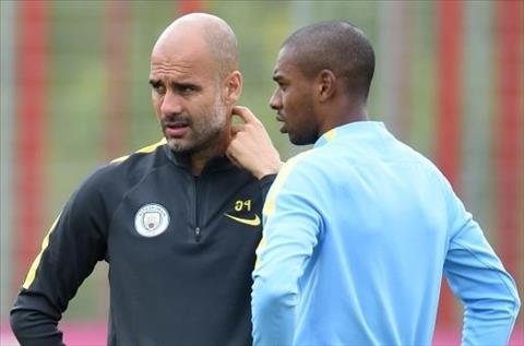 Guardiola Fernandinho la mot trong nhung tien ve hay nhat the gioi hinh anh