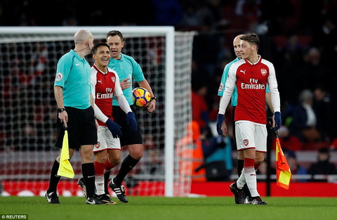 Sao Arsenal không quan tâm nếu Ozil-Sanchez ra đi