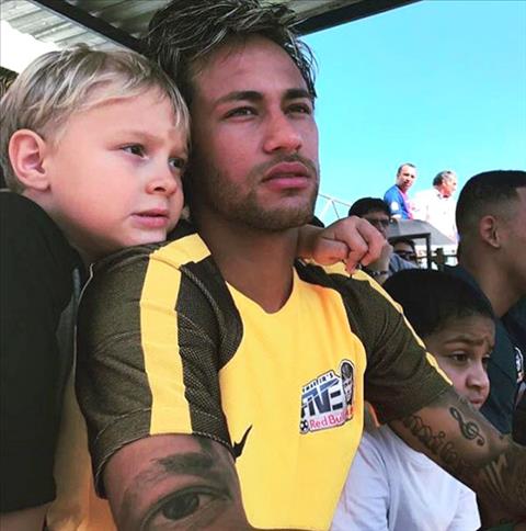 Ngoi sao Neymar bi cao buoc no tien bac si khi sinh con trai dau long hinh anh