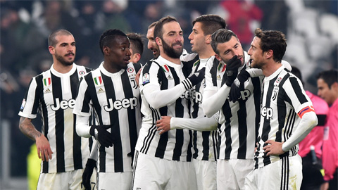 Vong 18 Coppa Italia 201718 Juventus vao tu ket, Roma bi loai hinh anh