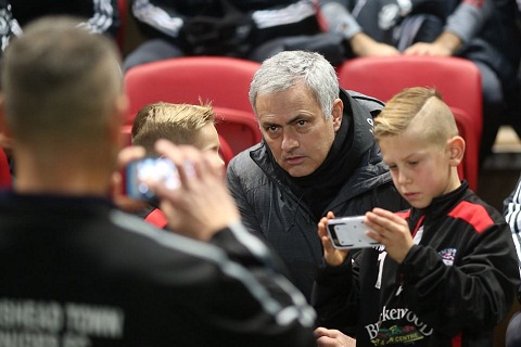 Thua cả Bristol, Mourinho còn chờ gì mà chưa đại phẫu?