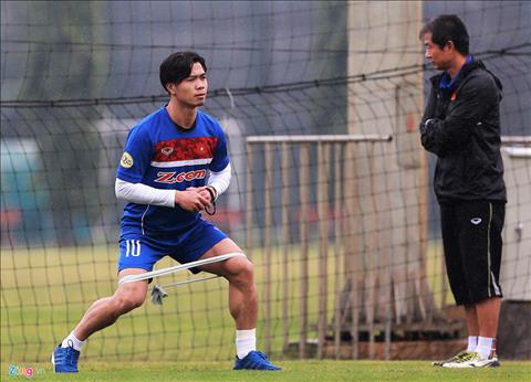Công Phượng tập riêng, U23 Việt Nam đóng cửa báo giới