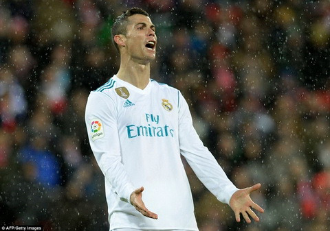 Cristiano Ronaldo bat den xanh cho MU va PSG hinh anh