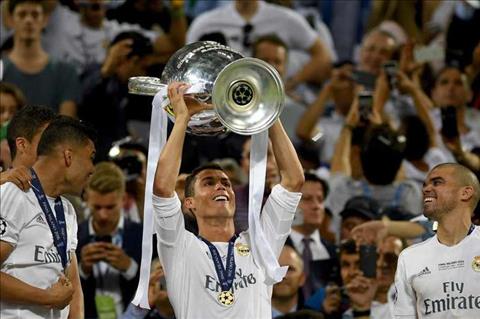 Ronaldo gianh Qua bong vang 2017 Sanh ngang Messi O khong… hinh anh 3