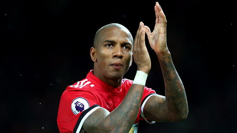 Ashley Young vs Fabian Delph: Derby Manchester của những người bị lãng quên