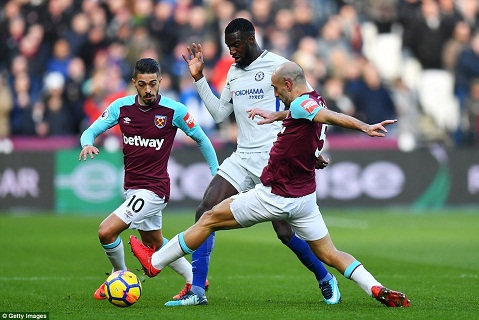 Chơi thất vọng, bom tấn Chelsea vẫn được Kante bảo vệ