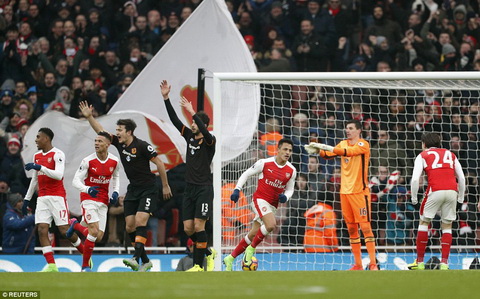 Ban thang bang tay cua Alexis Sanchez la buoc ngoat giup Arsenal chien thang.