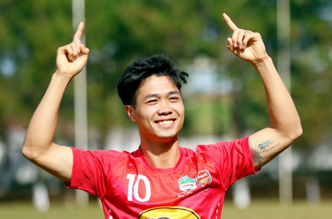 Cong Phuong vui ve khoe hinh xam sau cu dup dau tay o V-League 2017 hinh anh