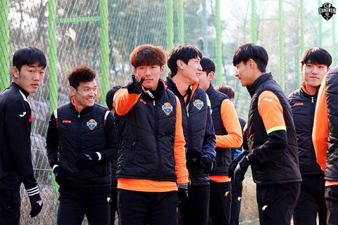 NONG Tien ve Xuan Truong da chinh, Gangwon FC vui dap doi thu hinh anh