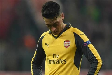 Người đại diện tin Ozil đang trở thành “vật tế thần” tại Arsenal