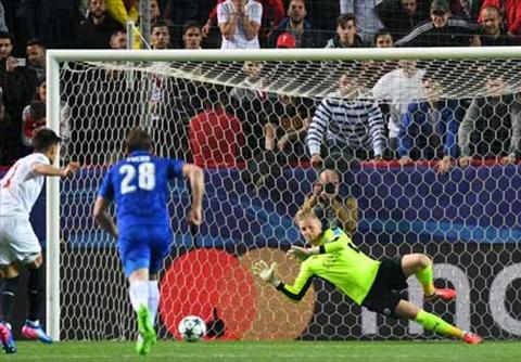 Leicester níu kéo hy vọng vào tứ kết: Người hùng Schmeichel