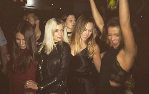 Cầu thủ MU nhận thưởng nóng từ Mourinho sau danh hiệu League Cup