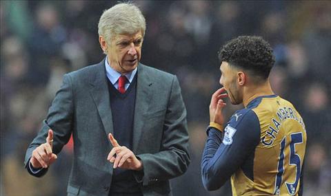 Wenger len tieng ve tuong lai tien ve Chamberlain hinh anh 2