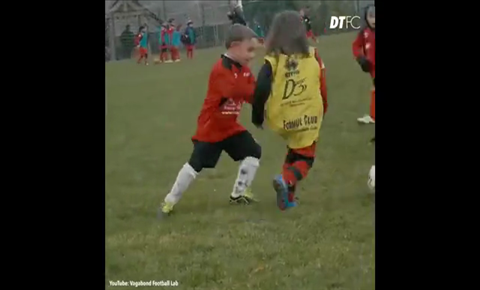 Truyền nhân nhỏ tuổi của Messi là đây chứ đâu!