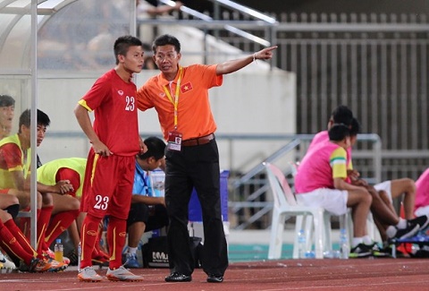 Nong HLV Hoang Anh Tuan doa loai Quang Hai khoi U20 Viet Nam hinh anh