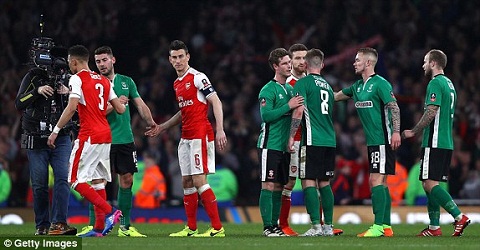 Wenger nổ tưng bừng sau trận thắng tí hon