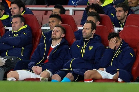 Petr Cech minh oan cho Sanchez