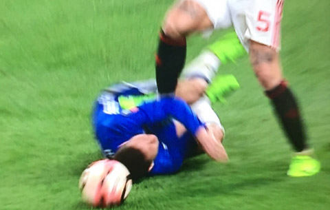 Sao M.U đối mặt với án phạt nặng vì giẫm lên Hazard