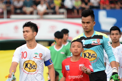CLB HAGL va tien ve Vu Minh Tuan hay nhat V-League 2017 trong thang 2 hinh anh