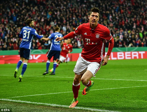 Bayern bao tin buon cho MU va Real vu Lewandowski hinh anh