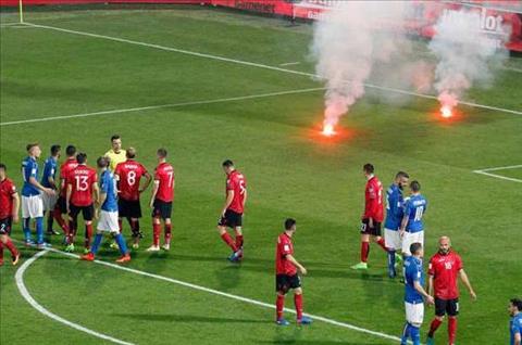 Tran dau Italia vs Albania bi hoan vi phao sang hinh anh