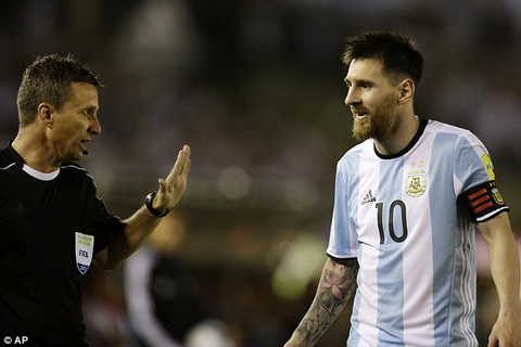 Messi bi phat nang Quan tot thi trong cuoc chien giua FIFA vs UEFA hinh anh 2