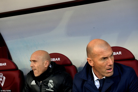 Real Madrid thang de Eibar Ngay Zidane the hien su cao tay hinh anh
