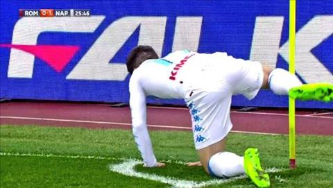 Cạn lời với pha ăn mừng sống sượng ở Serie A