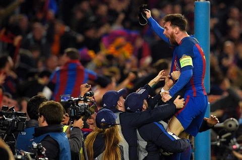 Messi bat kip ky luc 11m cua Ronaldo sau dem Nou Camp huyen ao hinh anh