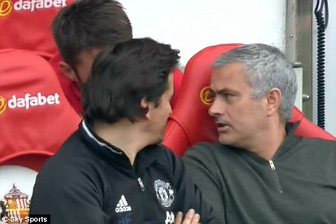Jose Mourinho giat minh vi nghi fan MU hat ve  Diego Costa hinh anh