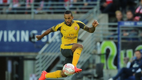 Wenger bất ngờ lên án Theo Walcott