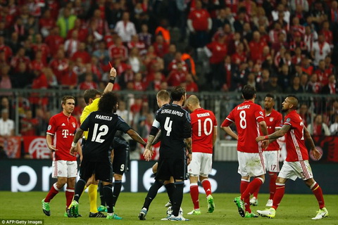 Bayern Munich 1-2 Real Madrid Choi thieu nguoi, Hum xam danh chet duoi tay sat thu gia Ronaldo hinh anh 3
