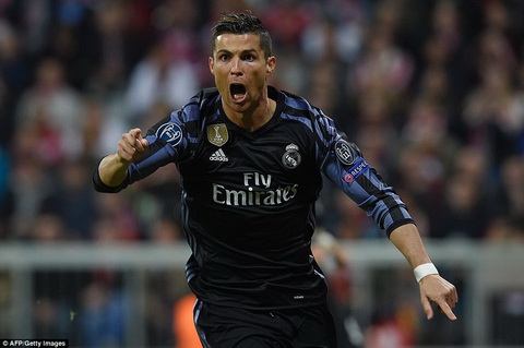 Bayern Munich 1-2 Real Madrid Choi thieu nguoi, Hum xam danh chet duoi tay sat thu gia Ronaldo hinh anh