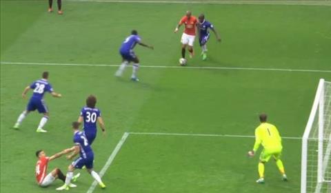 Đội trưởng Chelsea bị fan xỉ vả vì hành động nghĩa hiệp không đúng lúc