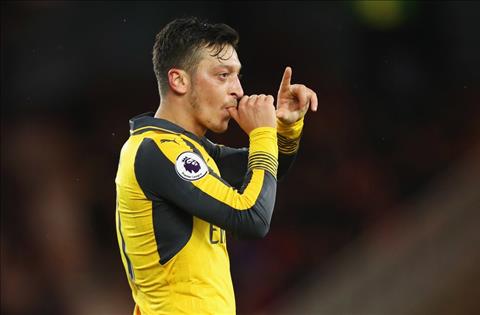 Ozil khẳng định muốn ở lại Arsenal, đá cặp cùng Lacazette