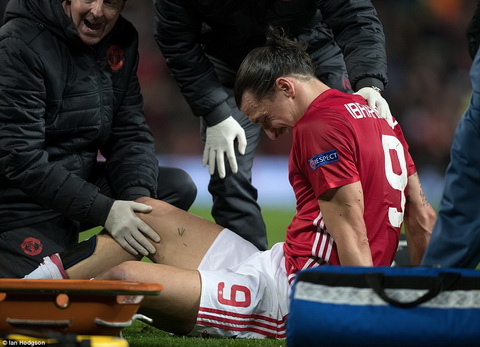 Zlatan Ibrahimovic chấn thương: Tiếp theo là ai nữa đây, Mourinho?