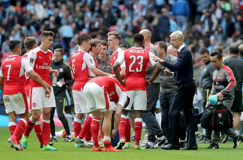 Arsene Wenger hung phan sau khi Arsenal danh bai Man City.