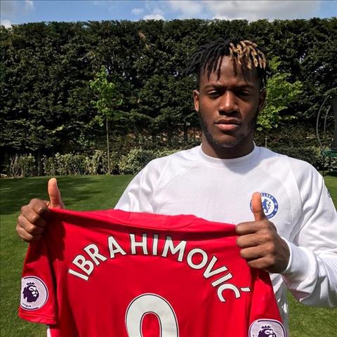 Cầm áo M.U để cổ vũ Ibra, tiền đạo Chelsea gặp rắc rối lớn