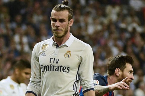Gareth Bale dang bi cac dong doi Real Madrid tay chay hinh anh