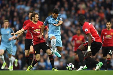 An dinh tran derby Manchester dau tien ngoai nuoc Anh hinh anh